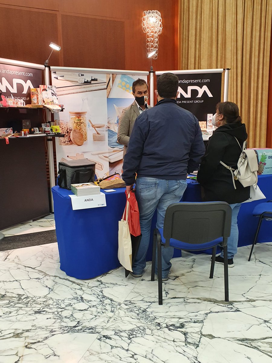 PromoShowMilano's tweet photo. Il #PromoRoadShow è sbarcato a #Napoli per la 1^volta.
Ci trovi fino alle h 17 alla Stazione Marittima. Non mancare!

#Anda #Basic #EmbroideryService #FalkRoss #MakitoItalia #Malfini #PaulStricker #Perletti #PromozionaleItaliana #Figea #RaxyLine #Silicon #Sipec https://t.co/auv8QnYE9N