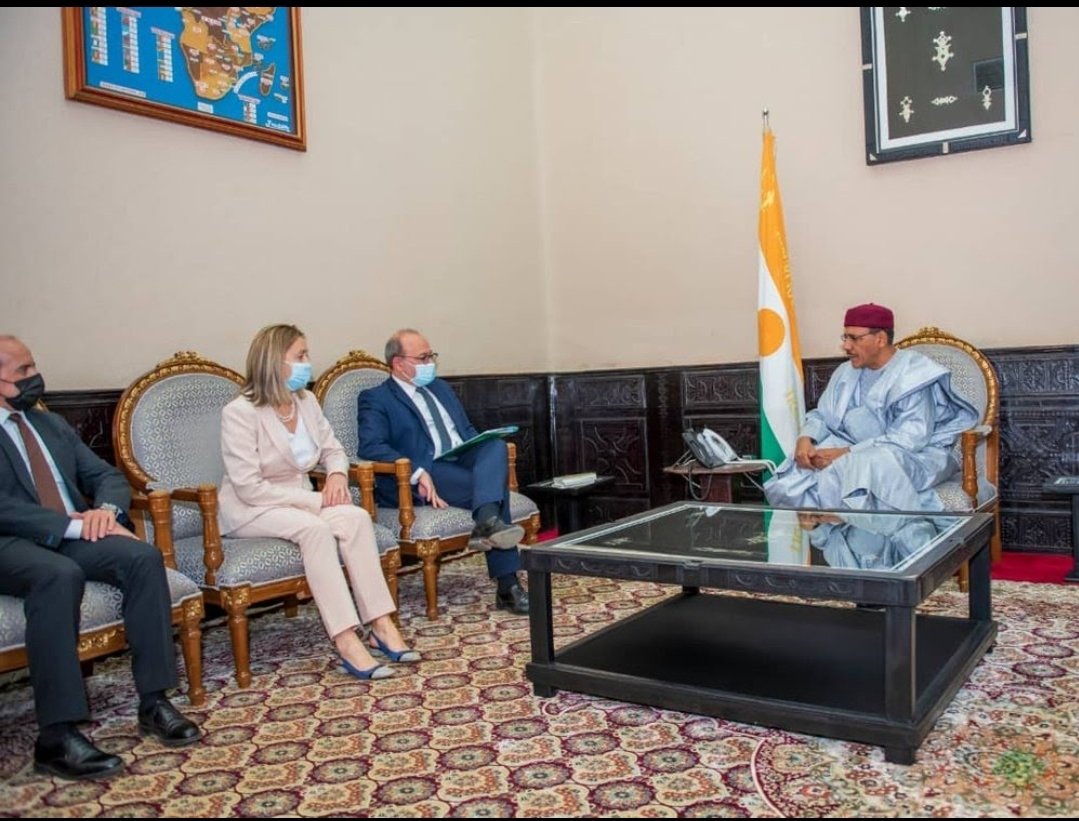 OmarTchiana's tweet photo. [🤲🏻] Deux jours avant le débat à l'Assemblée Nationale sur le redeploiement de la force #Takuba au #Niger, @EmmanuelMacron envoie précipitamment le DG de l'@AFD_France à Niamey avec le chéquier français "appuyer" @mohamedbazoum. Triste françafrique,    j'ai mal pour mon pays. https://t.co/gF1yhOANXS