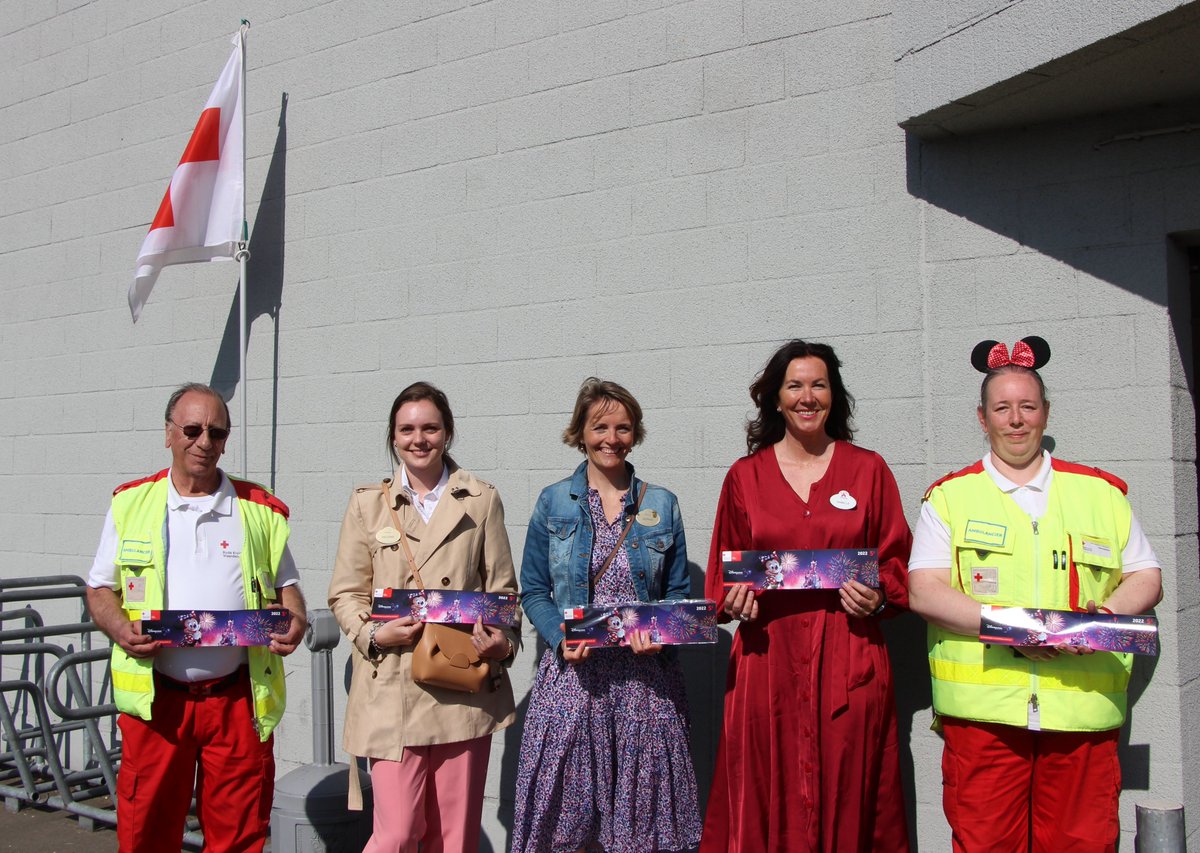 RodeKruisTienen's tweet photo. Vandaag ging de #RodeKruisSticker - actie officieel van start in onze werkregio.
Disneyland® Paris dat dit jaar 30 jaar wordt en Minnie Mouse geven een extra boost a/d actie waarvan de opbrengst integraal naar jouw lokale afdeling gaat.
(Meer foto's op onze Facebook-pagina) https://t.co/GDDiPKZc75