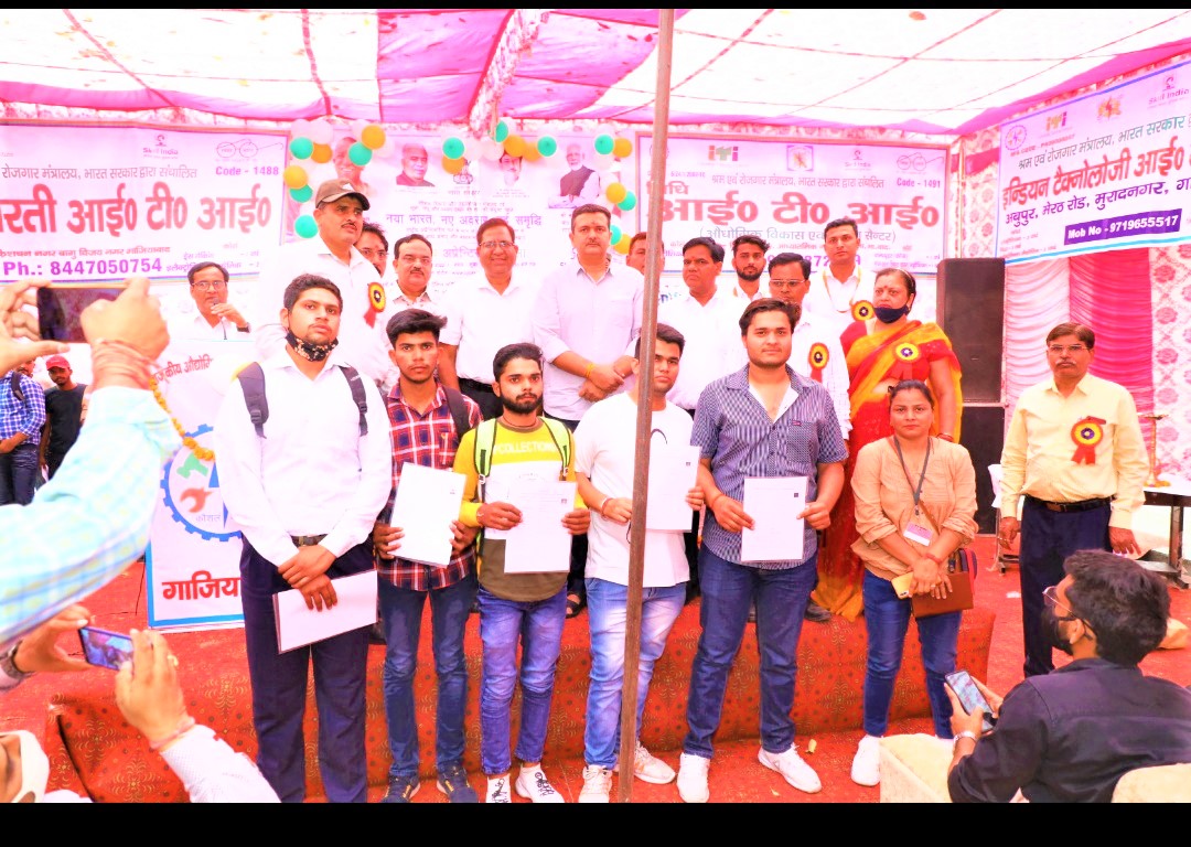 up_dte's tweet photo. An enthusiastic career aspirants shares his aspirations to work with leading companies participating in the #ApprenticeshipMelaUP2022. We wish them best and hope he lands his dream offer at the Apprenticeship Mela.
@UPSDMOfficial @amritabhijat @myogiadityanath  @UPGovt https://t.co/6WBbV3JFEO