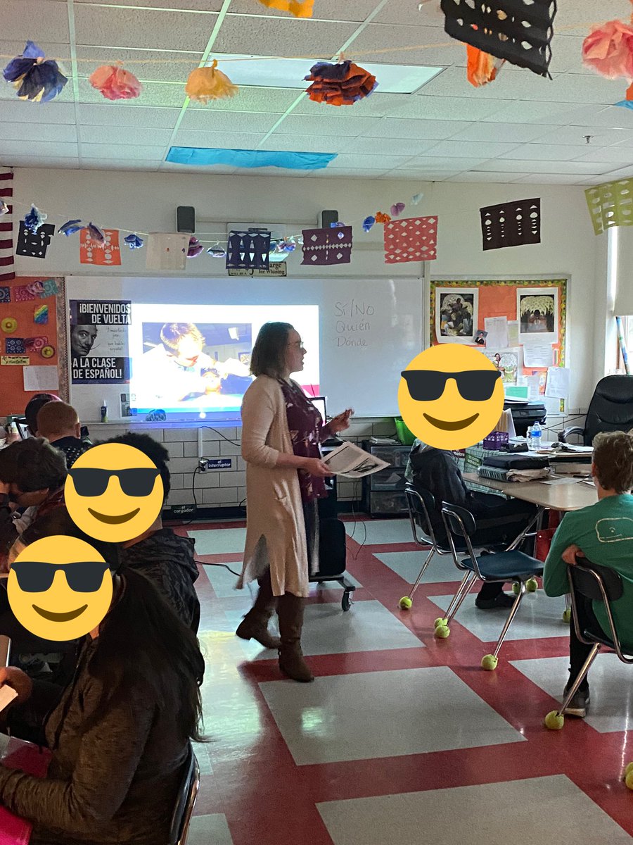 BJKURTZ's tweet photo. #comprehensibleinput @KennedyKoe2 uses a circling activity in Spanish 2 to discuss careers and create stories. @Junko_Yamamoto @srucoe @PSMLA1 https://t.co/R9ZS0iHO4X