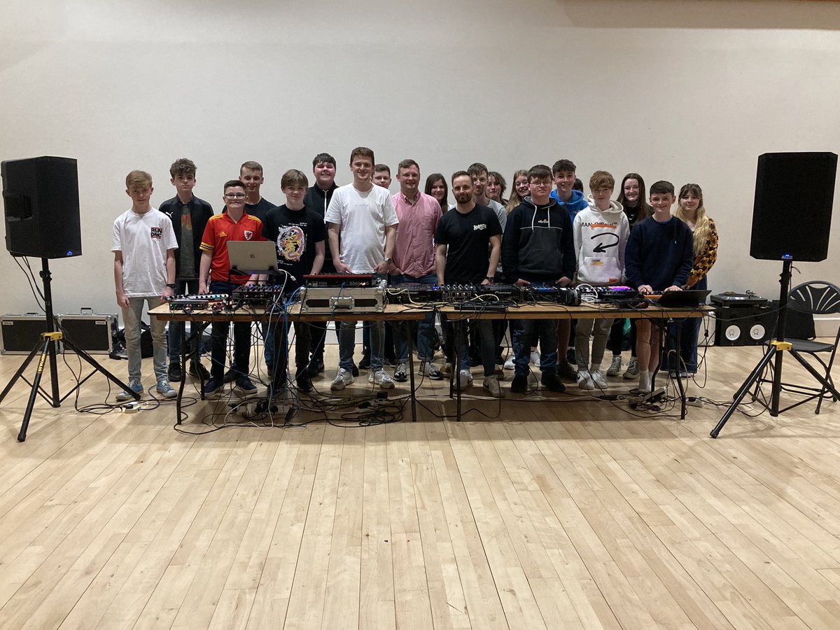 Cwrs Tu ôl i’r Decs 🎛

✅ 4 Tiwtor 
✅ 4 Gweithdy
✅ 4 Ailgymysgiad Arbennig

Wythnos anhygoel yn <a href="/GwersyllCdydd/">Gwersyll Caerdydd</a> gyda phobl ifanc o ledled Cymru yn creu cerddoriaeth electroneg gyda rhai o gynhyrchwyr fwyaf blaenllaw y sîn! 

Diolch o galon Joe, Aaron, <a href="/EndafMusic/">Endaf</a> + <a href="/Roughion/">Roughion</a> 🙌