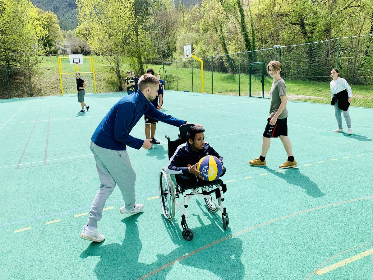 Hélène Insel tweet media