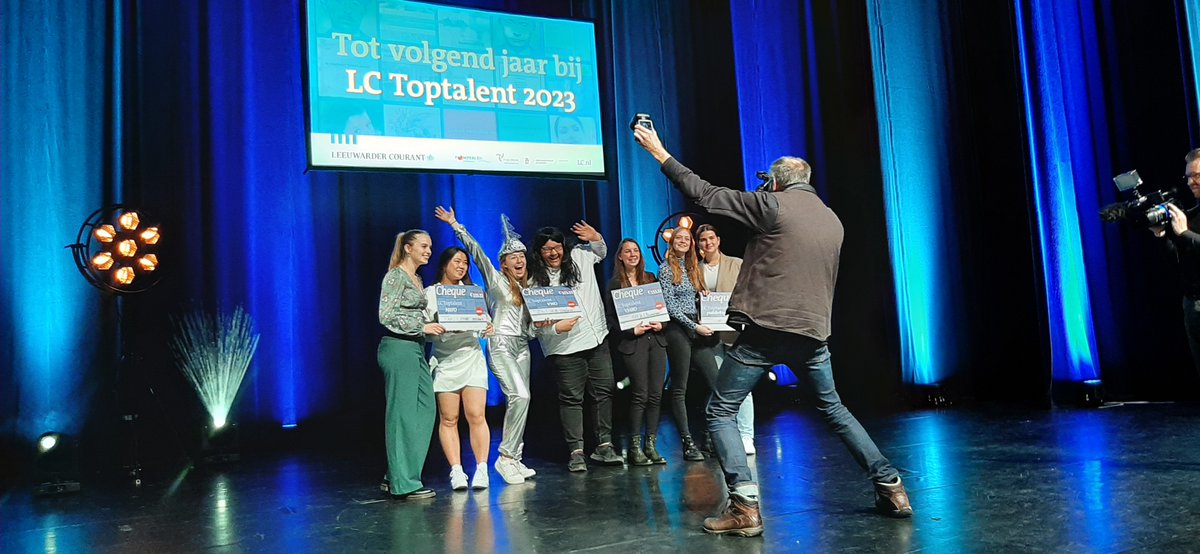 Gisteravond was de finale van de LC Toptalent PWS wedstrijd 2022 plaats. 
Na de pakkende pitch wonnen onze vwo-6 leerlingen Jacob IJsselstein en Noah Tol glansrijk de juryprijs over de politieke spelletjes rond het #songfestival. Meer info: tinyurl.com/dxxbwrzp