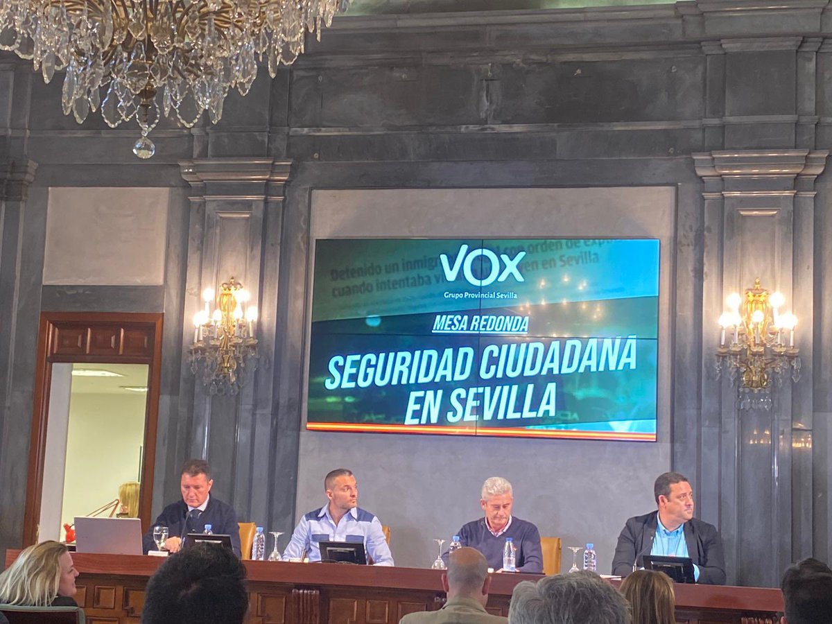 PoliciAPB_SPPLB's tweet image. Presentes ayer en la jornada sobre Seguridad organizada por @VOXSevilla_

Expusimos el trabajo de #PolicíaPortuaria y los cambios que permitirían dar un mejor servicio público.

Gracias a VOX por la invitación y al resto de ponentes, un placer escucharos!

europapress.es/andalucia/sevi…