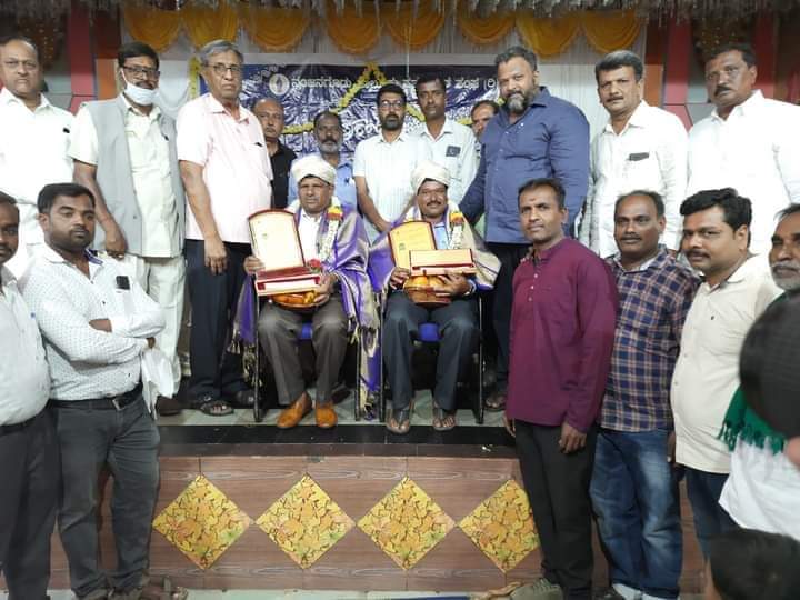 NanjangudMLA's tweet photo. ಸುತ್ತೂರು ಶ್ರೀ ಮಠದಿಂದ ಪ್ರತಿವಷ೯ ನೀಡುವ ಶ್ರೀ ಶಿವರಾತ್ರಿಶ್ವರ ಮಾಧ್ಯಮ ಪ್ರಶಸ್ತಿ ಪ್ರಧಾನ ಕಾರ್ಯಕ್ರಮದಲ್ಲಿ ಭಾಗವಹಿಸಿ, ಪುರಸ್ಕೃತ ರಾದ ಶ್ರೀ ಬಸವರಾಜು ಹಾಗೂ ಶ್ರೀ ಚಿನ್ನಸ್ವಾಮಿ ಅವರಿಗೆ ಪ್ರಶಸ್ತಿ ನೀಡಿ ಗೌರವ ಸಮರ್ಪಿಸಿದೆನು.
#sutturumata #sutturusri #media #Nanjangud #VSrinivasPrasad #PressClub https://t.co/aNG4b3Oigo