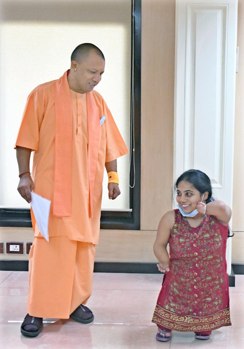 CMOfficeUP's tweet photo. #UPCM श्री @myogiadityanath जी से आज वाराणसी निवासी दिव्यांग शिखा रस्तोगी जी ने मिलकर अपने व्यवसाय के लिए दुकान की मांग को लेकर पत्र सौंपा।

मुख्यमंत्री जी ने शिखा जी के हौसले का सम्मान करते हुए उन्हें @UPGovt की ओर से सहयोग देने के लिए आश्वस्त किया। https://t.co/5czADg5ROc