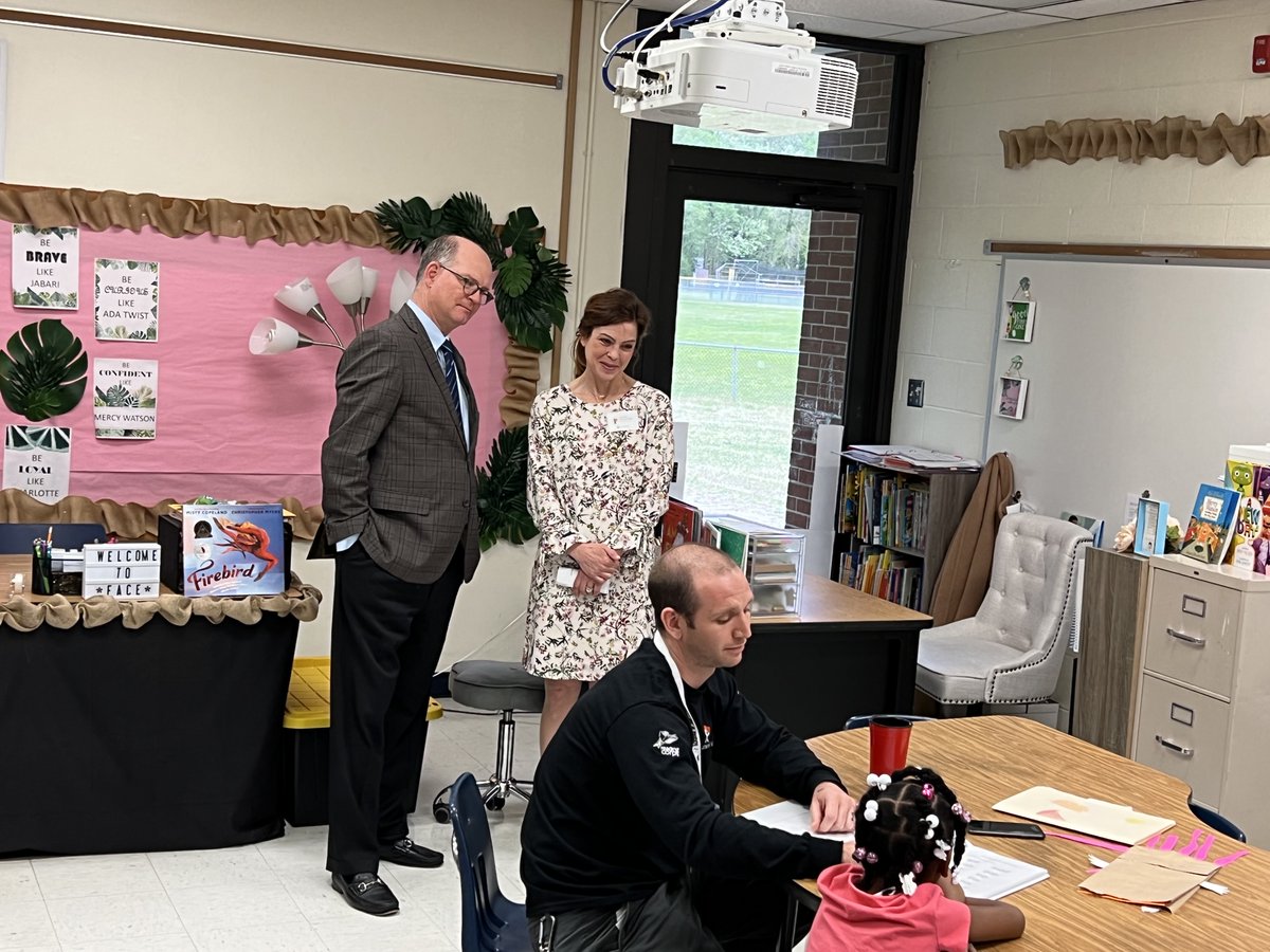 serve_virginia's tweet photo. Thanks to @shelly_simonds and @SenMMason for honoring National Volunteer Week by visiting with some amazing @AmeriCorps members serving @nnschools with the #LiteracyLab program. #NVW https://t.co/xfuEqwOQM0 https://t.co/RsJT7llaya