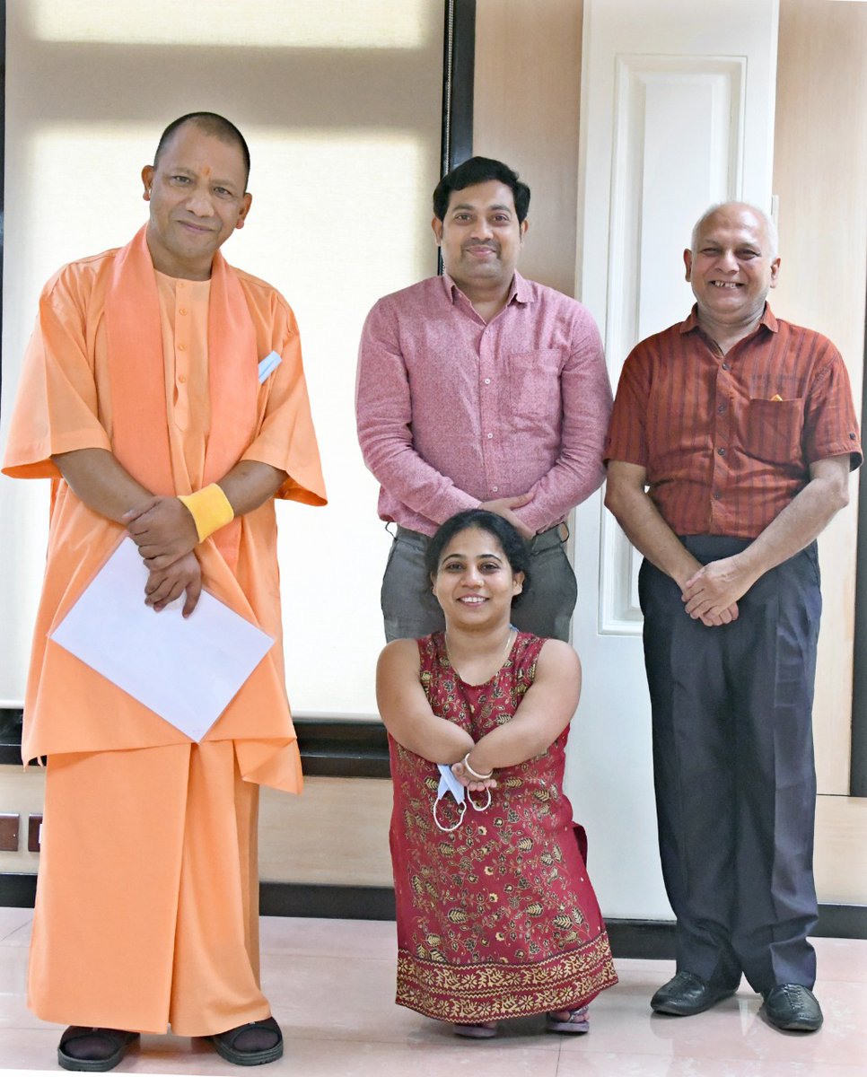 CMOfficeUP's tweet photo. #UPCM श्री @myogiadityanath जी से आज वाराणसी निवासी दिव्यांग शिखा रस्तोगी जी ने मिलकर अपने व्यवसाय के लिए दुकान की मांग को लेकर पत्र सौंपा।

मुख्यमंत्री जी ने शिखा जी के हौसले का सम्मान करते हुए उन्हें @UPGovt की ओर से सहयोग देने के लिए आश्वस्त किया। https://t.co/5czADg5ROc