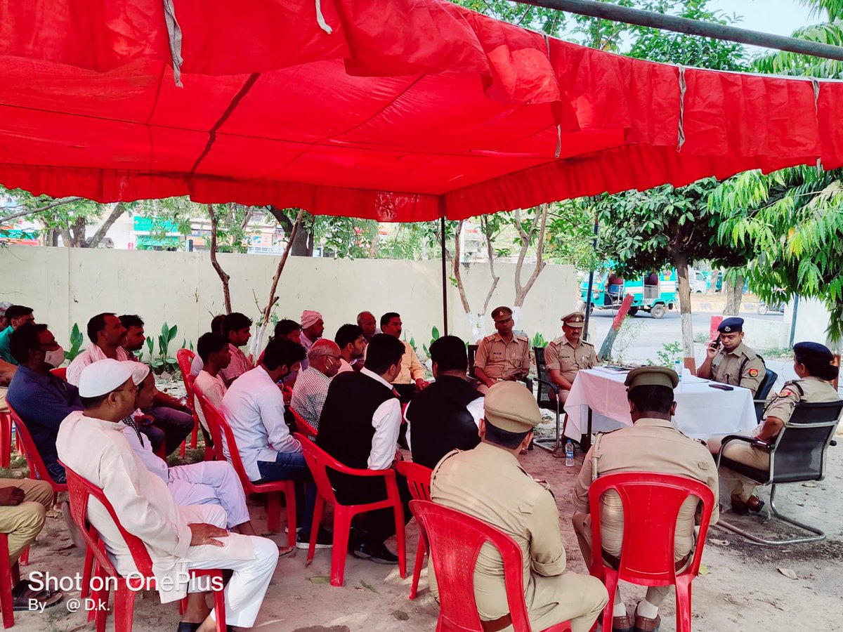 <a href="/LkoCp/">CP LUCKNOW</a> के निर्देश के अनुपालन मे आगामी त्योहारों के दृष्टिगत रखते हुए कानून व्यवस्था/शांति व्यवस्था को प्रभावी बनाये रखने हेतु DCP,East के निर्देशन में  दिनांक 21.04.22 को ADCP East लखनऊ कमिश्नरेट  द्वारा थाना आशियाना पर शांति कमिटी की मीटिंग की गई ।
#UPPolice
#LucknowPolice
