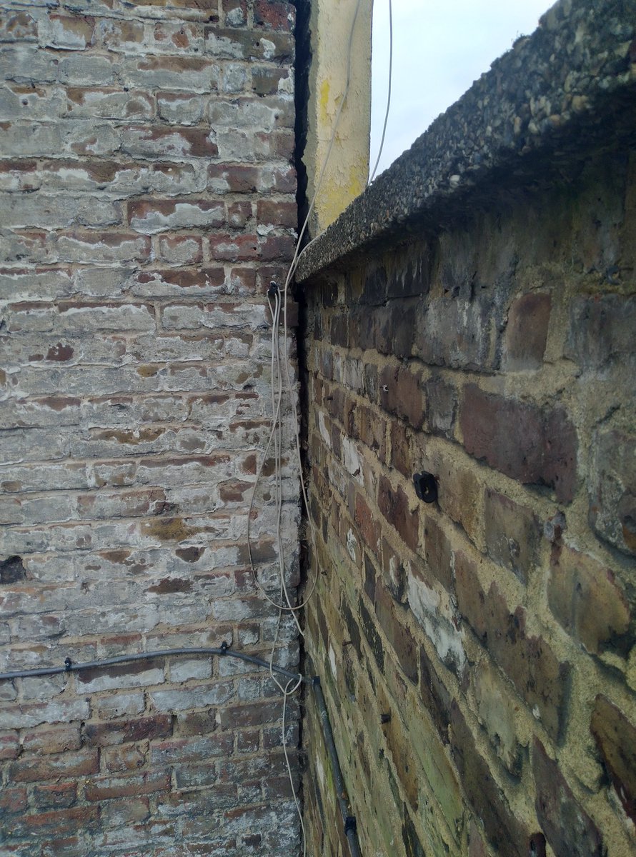 Pennarddevelop's tweet photo. @wcchousing we have become aware of an issue at a property owned by yourselves at 581 Harrow Road, W10. The facade on 581 Harrow Road has come away from the main structure of the building, and risks falling onto the public footpath. Please contact us urgently. Pennard https://t.co/xLGsyXKt96