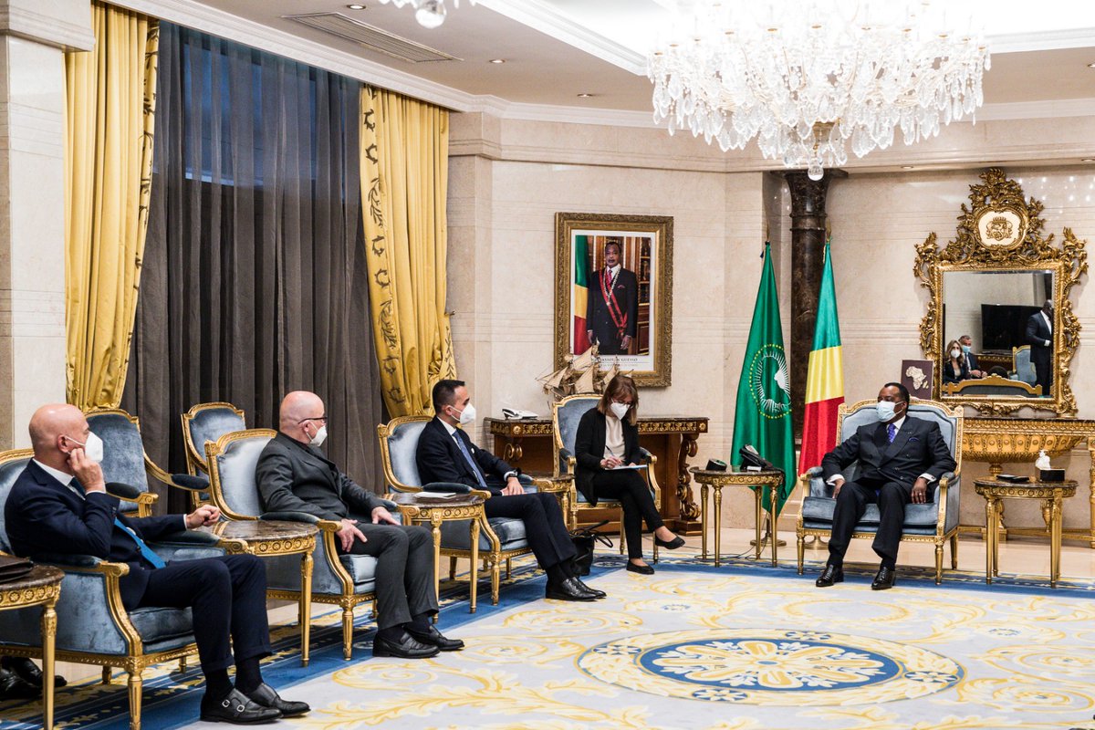 ItalyMFA's tweet photo. 🇮🇹🇨🇬Min @luigidimaio e Min per la transizione ecologica Roberto Cingolani, incontrano Pres. della Repubblica del Congo Dénis Sassou N’Guesso. Al centro del colloquio rafforzamento partnership tra i due Paesi nel settore energetico e delle energie rinnovabili, con sostegno di @ENI https://t.co/JYy4Du1tPR