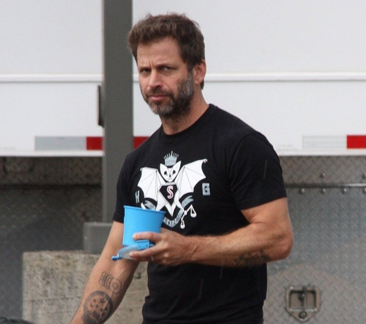 Truth31The1's tweet photo. You don’t need to scrap the Snyderverse just because two of the JL members are batshit crazy In Real Life. You can replace Ezra &amp; Amber! Marvel did with Hulk &amp; war machine and plans went on. #RestoreTheSnyderVerse https://t.co/1xQpdc06qE