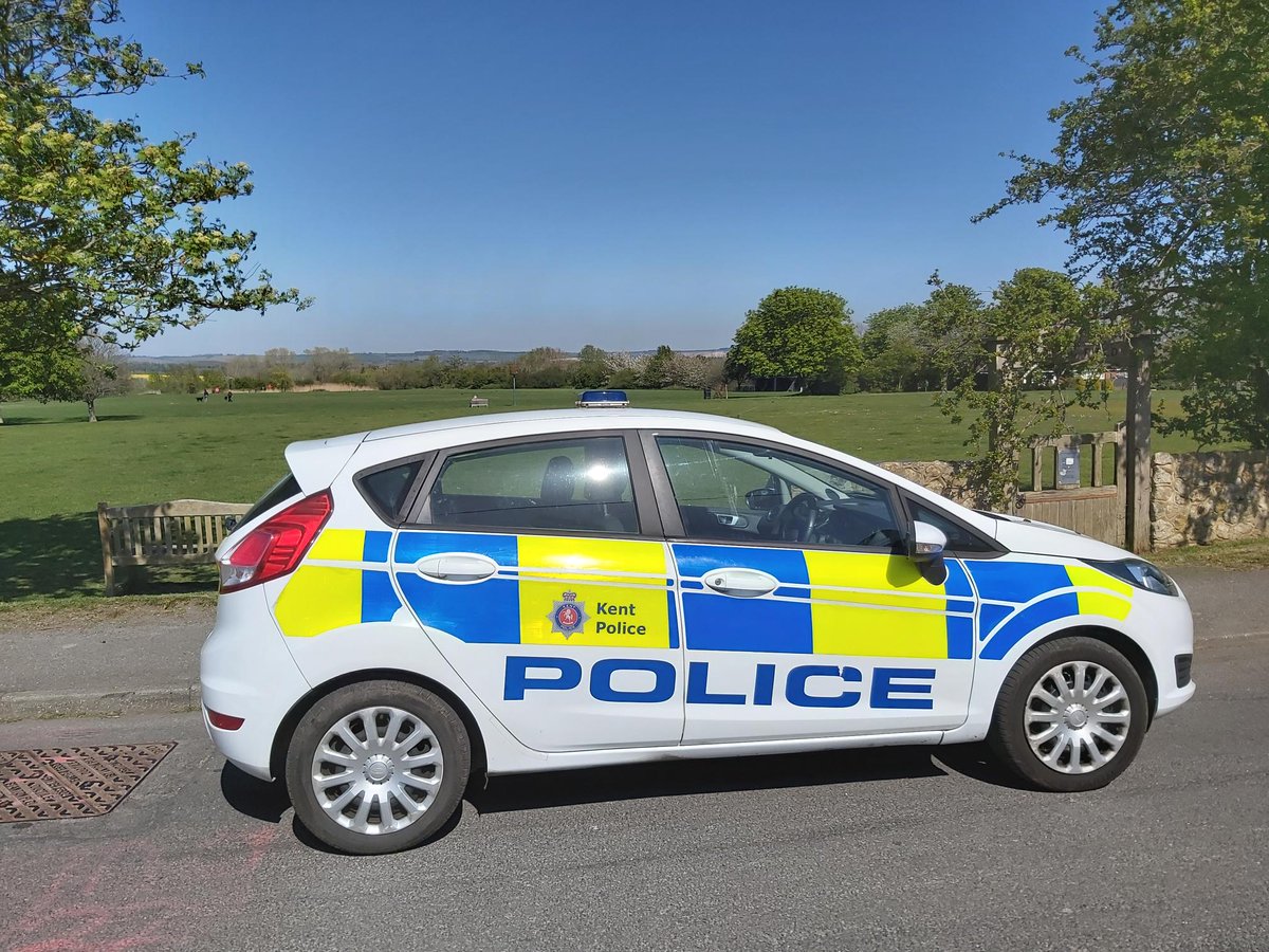 KentPoliceAsh's tweet photo. PCSO Brooks is in Aldington right now 2pm until 3pm in Roman Rd with Peter New NHW to answer anything you would like to discuss with them. #CommunityPolice #SaferSpring #CSUAshford KR https://t.co/YCxxrc62Qz