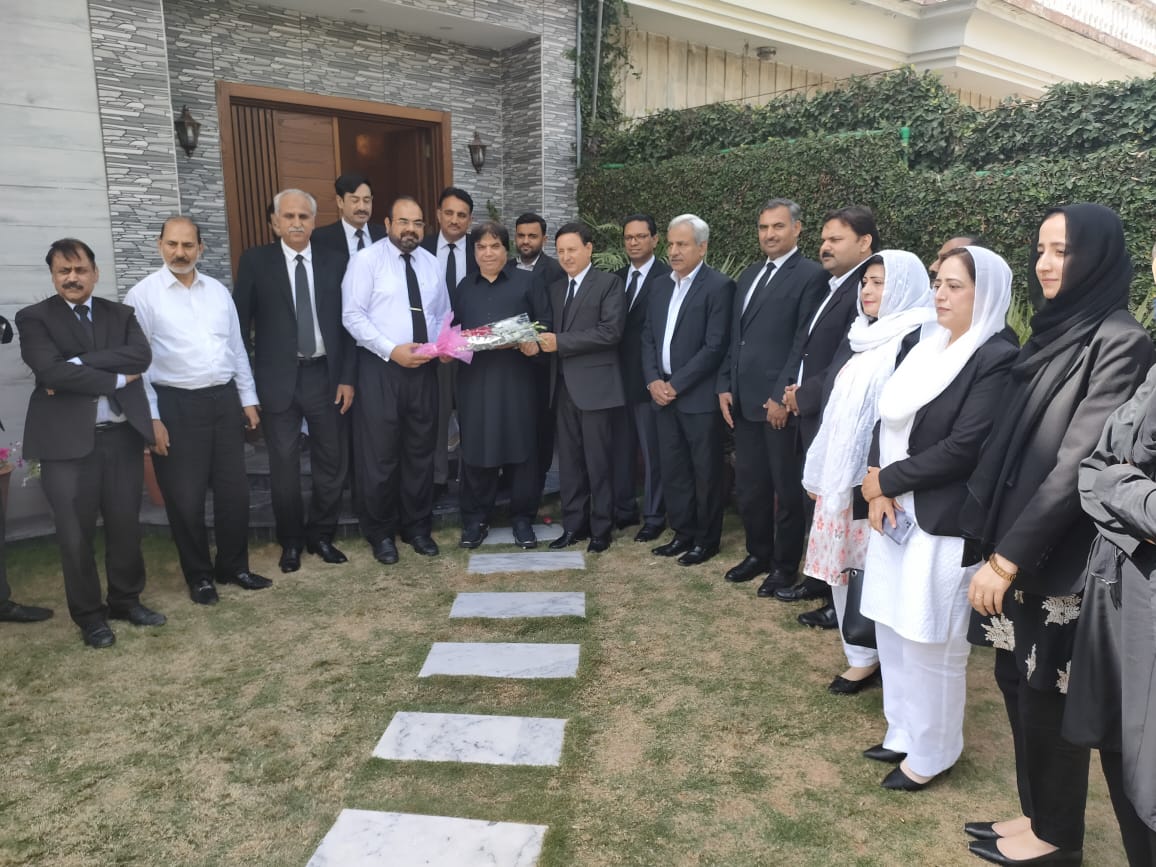 saeedA77422767's tweet photo. ارشد جدون جنرل سیکرٹری لائیرز فورم برسٹر جہانگیر جدون ۔پی ایم ایل ن سندھ کے سینئر نائب صدر سعیداللہ خان آفریدی ایڈوکیٹ نے دیگر وکلا ساتھیوں  سمیت شیر راولپنڈی حنیف عباسی صاحب ملاقات کیں  اور مشیر وزیراعظم   مقرر ہونے پر دلی مبارکباد پیش کی
@j_jadoon @ArshadKhanJD 
#adnin. https://t.co/Py3Qoo3JB8