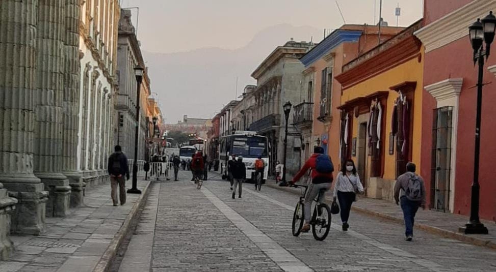 CuartaPlana's tweet photo. Integrantes del #COOA inician movilizaciones en la Ciudad de #Oaxaca; Determinan cerrar los cruceros sobre Alcalá esquila con Morelos e Independencia con Valdivieso.
#Enterate #Noticias @SEGEGO_GobOax @PacoPiza9 @PolVial_GobOax
https://t.co/S05kNliWNU https://t.co/GtSeTS2fS2