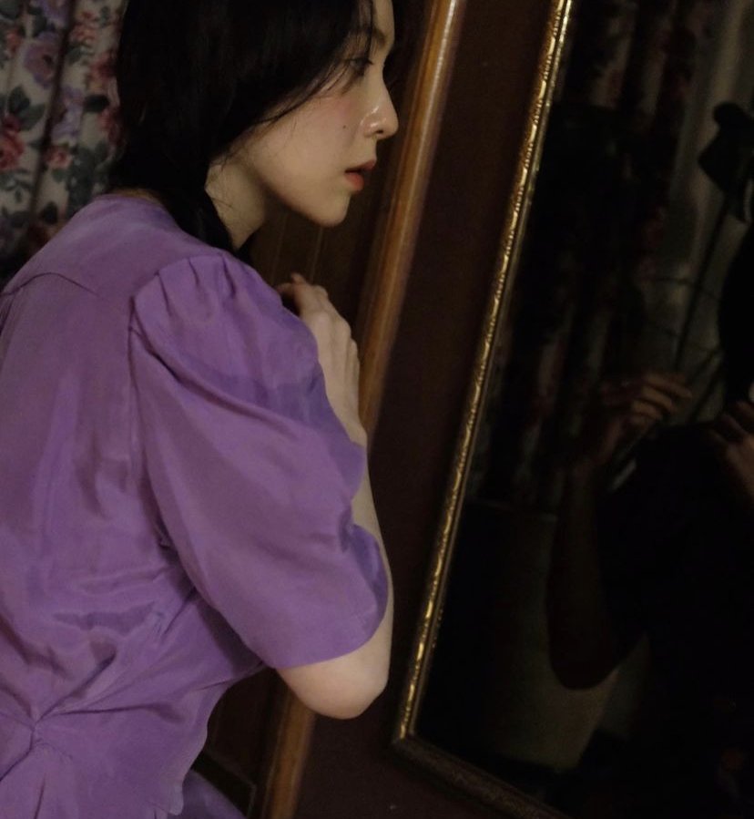 Still coming from the self photoshoot session I had a while back, this time I'm dressed in purple as the mirrors become the main star of the shots.