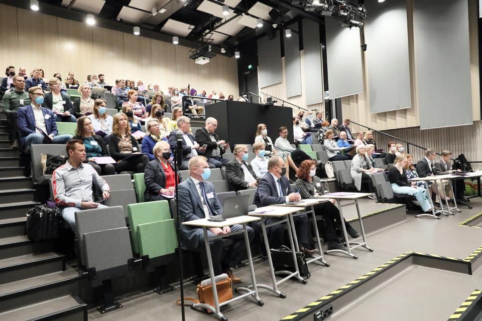 Suomen Lähilukioyhdistyksen kehittämisseminaari järjestetään #Parkano ’n Kaarnassa. Tasokkaat alustukset ja osallistujia 40 #lukio ’sta eri puolilta Suomea: facebook.com/10006805642752…

<a href="/KyostiVarri/">Kyösti Värri</a> <a href="/KauppinenJorma/">Jorma Kauppinen</a> <a href="/TiinaTahka/">Tiina Tähkä</a>  <a href="/alppi_jenni/">Jenni Alppi</a> <a href="/jennannala/">Jenni Annala</a> 
<a href="/jukkaomattila/">Jukka O. Mattila</a>