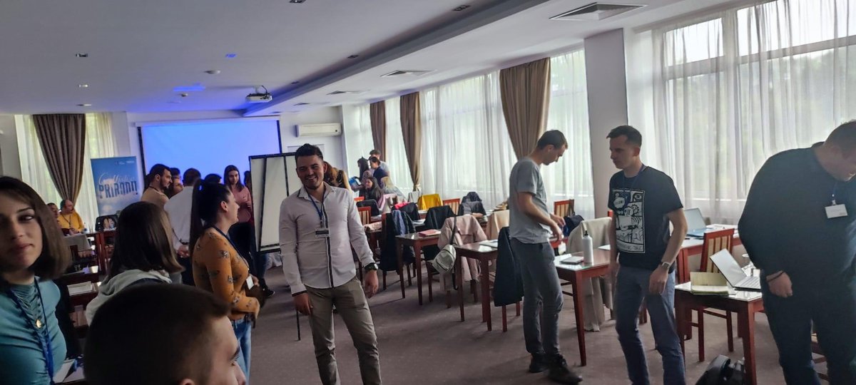 mattevange's tweet photo. Zelena mreža na Dan planete Zemlje #EarthDay 🌍
Prva etapa u #Laktaši za #CERD E.kom konferenciji

Lots of energy &amp; commitment by youth from all parts of #BiH 
Great to meet there our friends &amp; partners from #Bihać, #Doboj and #Srbac

Many more events supported by 🇮🇹 &amp; @UNDPBiH https://t.co/TOh4penhzV