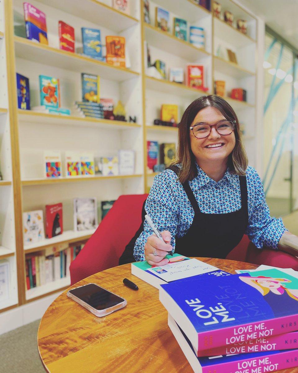 Charlo_Murs's tweet image. Look who popped into the @orionbooks office to send out early proofs of her new novel, #LoveMeLoveMeNot - the lovely @kirstycapes! 

And I have ONE gorgeous copy to #giveaway to a lucky reader, RT if you want it to be you! I’ll pick at random by the end of today! 🧡💖