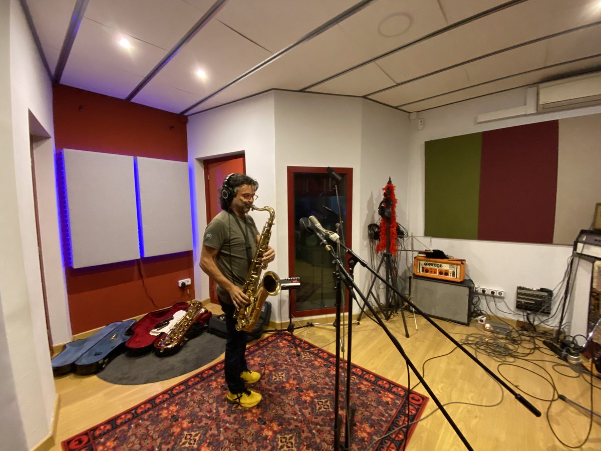peppoblet's tweet photo. Recording day 💿 #soundclubstudio
#saxsection #saxsolo #tenorsax #altosax #baritonesax https://t.co/K2D3keFaKt