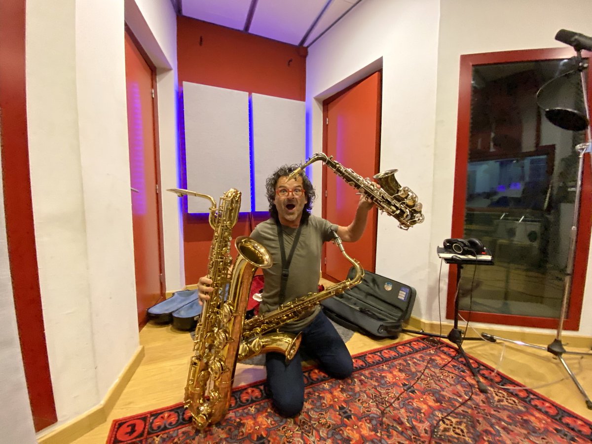 peppoblet's tweet photo. Recording day 💿 #soundclubstudio
#saxsection #saxsolo #tenorsax #altosax #baritonesax https://t.co/K2D3keFaKt