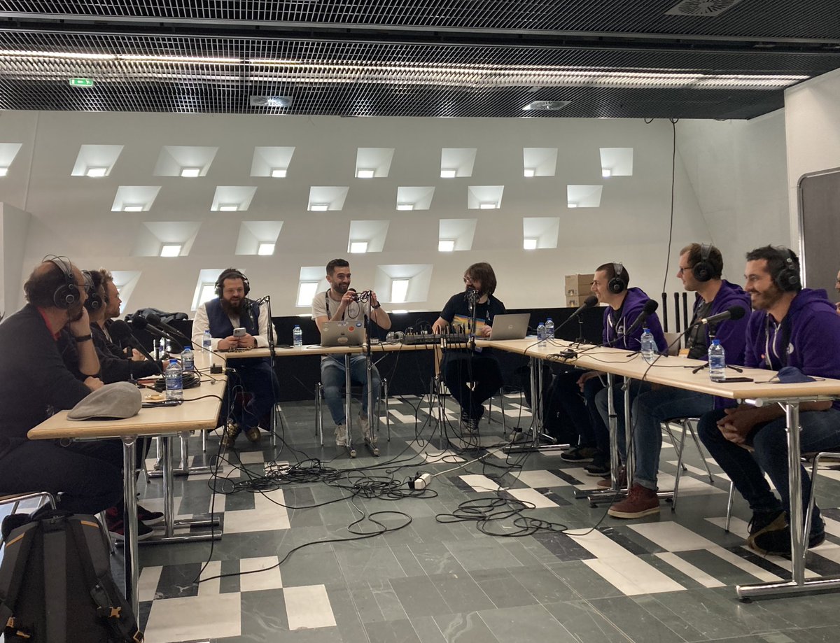 Les Growth Tech 🔴 en direct de <a href="/DevoxxFR/">DevoxxFR</a> c’est partie ! 🎉

Avec 👉 <a href="/waxzce/">Quentin '🐧' ADAM</a> aux punchlines, <a href="/jerrybacca/">jerrybacca.bsky.social</a> à l’arbitrage &amp; <a href="/NomisGallagher/">Simon Lefebvre</a> à l’animation ! 💥