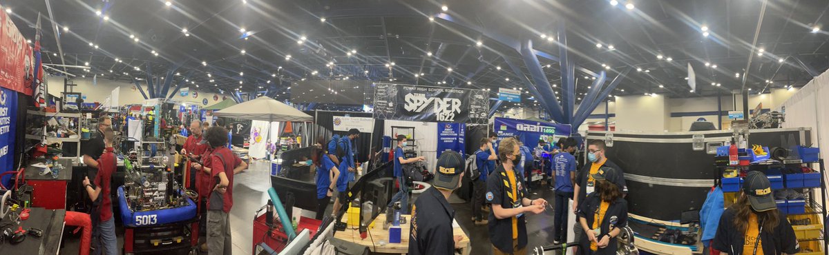 ChelseaRobots's tweet image. Good morning from FIRST Championships in Houston!  1502 is proud to represent and excited to compete. Good luck everybody! #FIRSTchamp @ChelseaSchools @RoboZoneShow #rapidreact @ChelseaMISupt