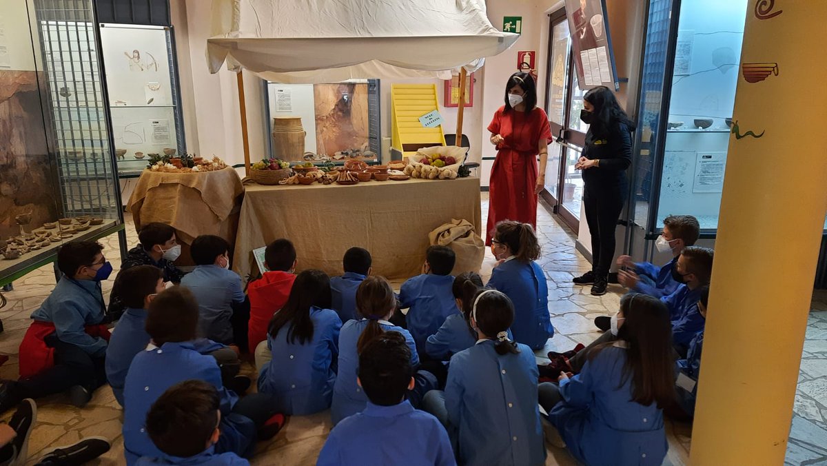 carboniamusei's tweet photo. In una giornata piovosa come questa⛈️l'ideale è fare una visita ad un antico mercato romano
La nostra Flavia, direttamente dalla Roma del I sec d.C., vi farà da guida, poi via a fare un mosaico🔸▪️🔹▫️e a "coniare" qualche moneta 🪙 per i nostri acquisti
#SiMuC #Carbonia https://t.co/gn9d0PyB7V