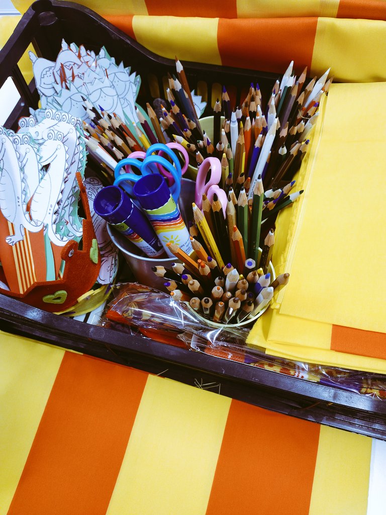 Tot enllestit per gaudir d'un Sant Jordi comunitari 😊

Desitjant que arribi demà per poder compartir una diada ben especial 🐉

Recordeu, ens veiem davant l'espai Jove, on hem preparat moltes activitats i sorpreses... 😉