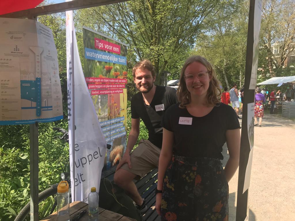 🪧 Kom jij zondag 24/4 naar het Sarphatipark? Van 12:00 - 16:00 uur kun je op de Natuur&amp;Milieumarkt terecht voor biologisch plantgoed 🌿 en zaden 🌱. Er is zelfs een Rainproof Coach 🧑‍🏫 aanwezig. Loop langs de Rainproof kraam voor een adviesgesprek.
bit.ly/3MjfkmW