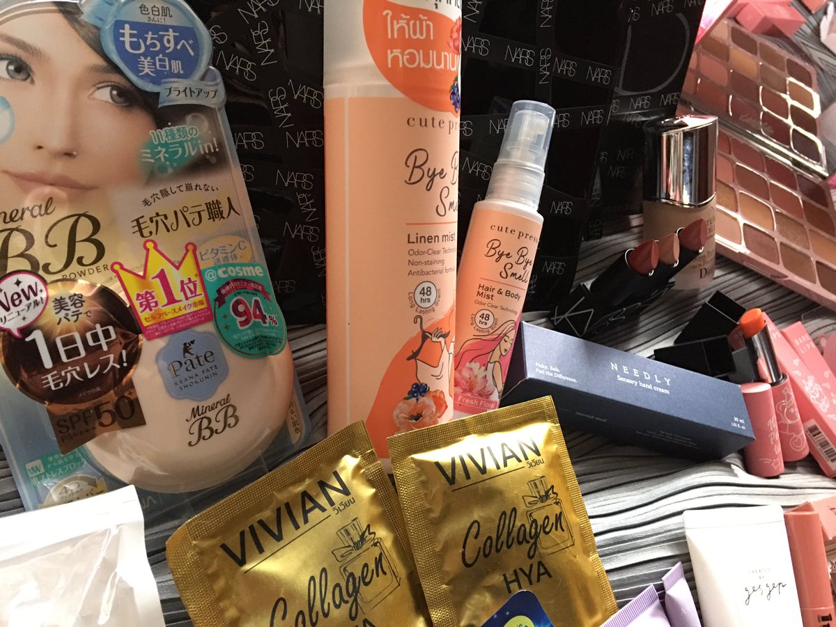 WinterBerrySt's tweet photo. เย้ ได้รับของแล้วค่า 🙏🏻 🤍 ขอบคุณพี่วี่นะคะ น่ารักตั้งแต่กล่องของขวัญ🎁 ไปจนถึงทีมงาน ได้กล่องมาจากคุณแม่ก็รีบเปิดเลยแต่ละชิ้นที่พี่วีให้มีแต่เครื่องสำอางในฝันทั้งนั้น จะใช้อย่างดีไปหลายเดือนเลยค่ะ เป็นบุญหน้า ขอบคุณอีกครั้งนะคะ ปีใหม่นี้ได้ wonderful gift จาก p’ @Viviennewonder https://t.co/VtZtnXrZhS