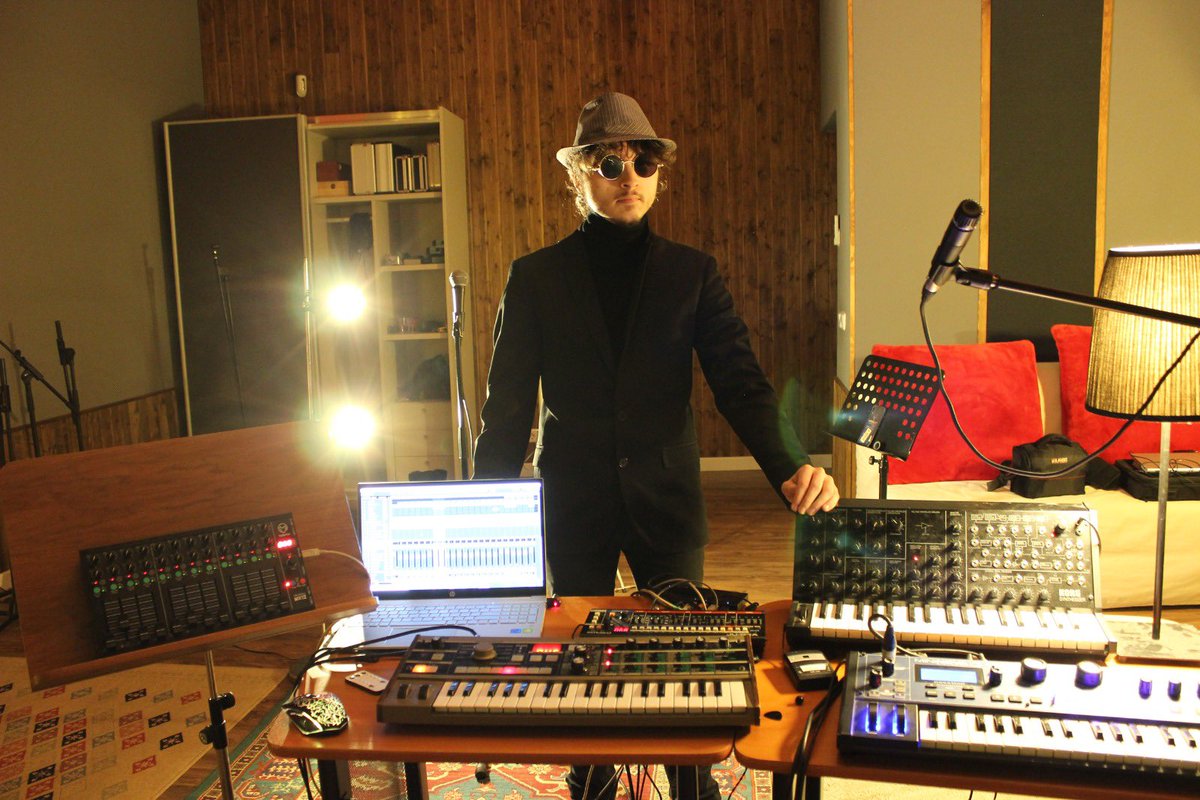 NUESTRA ESTRELLA. Guitarrista pero dijo que no le gusta subir al escenario. Negoció quedarse en el estudio inpulsivo como productor de la banda. Más que inpulsito es outpulsito. Pero mañana hace una excepción. 
DALO TODO ALBERTO