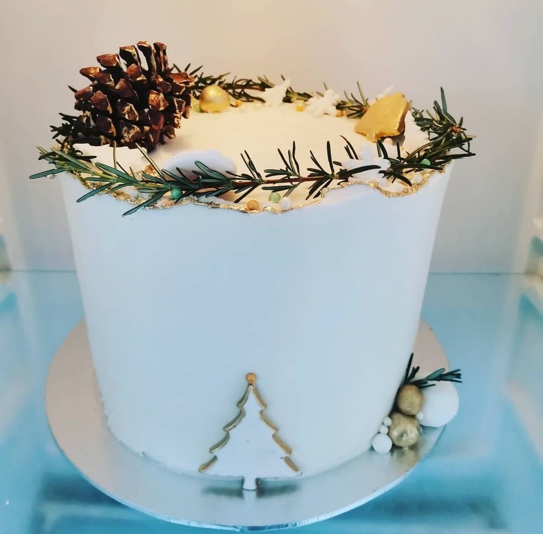 ThandoMbilini's tweet photo. I just came across these on my Instagram page @bakedbythando I've had really stunning cakes yazi, hit me up so I can complete your celebration with a beautiful cake.πΈ #ChefThando https://t.co/8cqWQeNm69