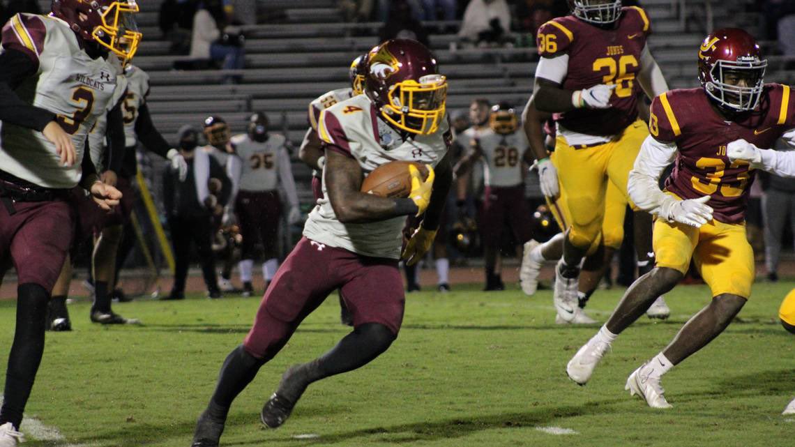 Blessed to receive an from Pearl river Community College 🤍💛 . <a href="/MrA2BGAP/">Coach Breland</a> <a href="/DameonBrown6/">Dameon Brown</a>