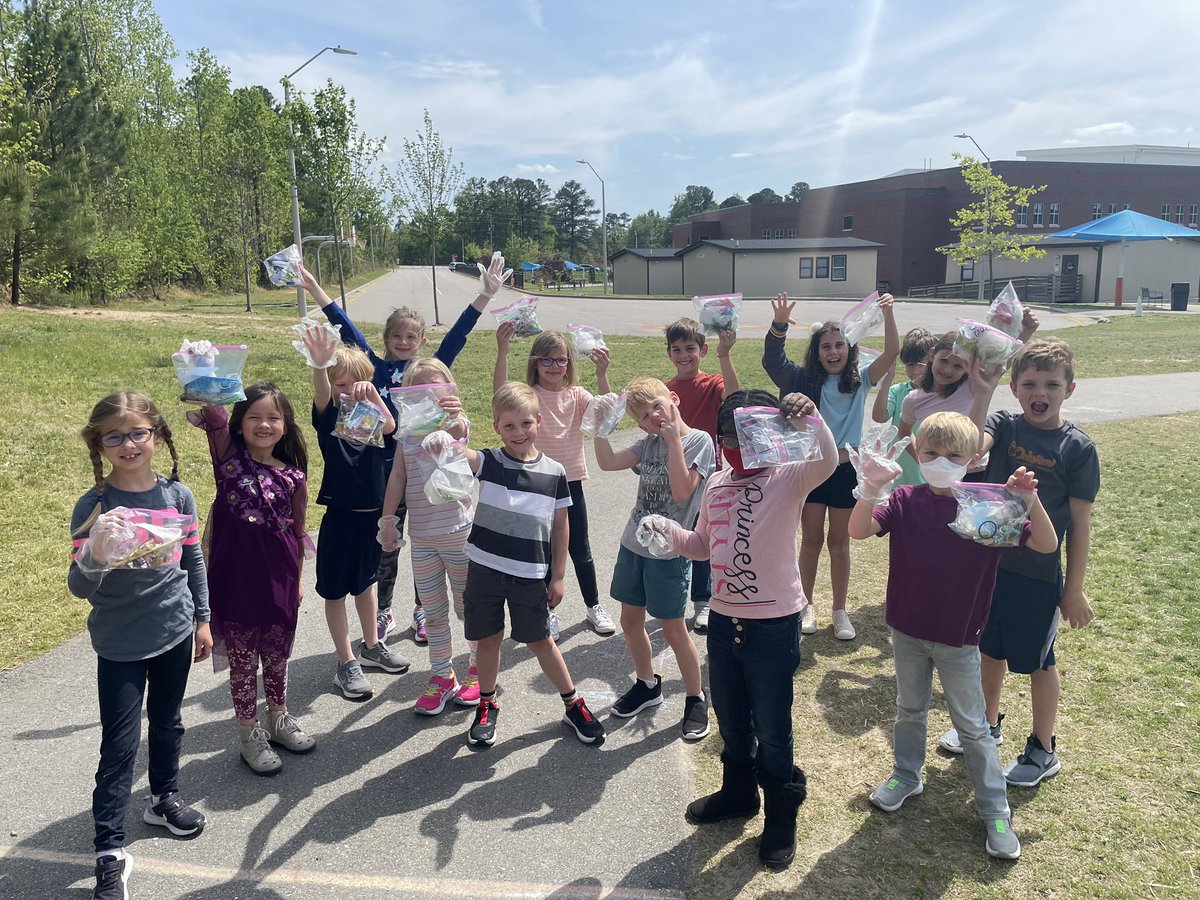 first_teach's tweet photo. Cleaning up @OakviewElem one piece of trash at a time (while wearing gloves)! Happy Earth Day! #owlsome https://t.co/IIxMfE0eAK