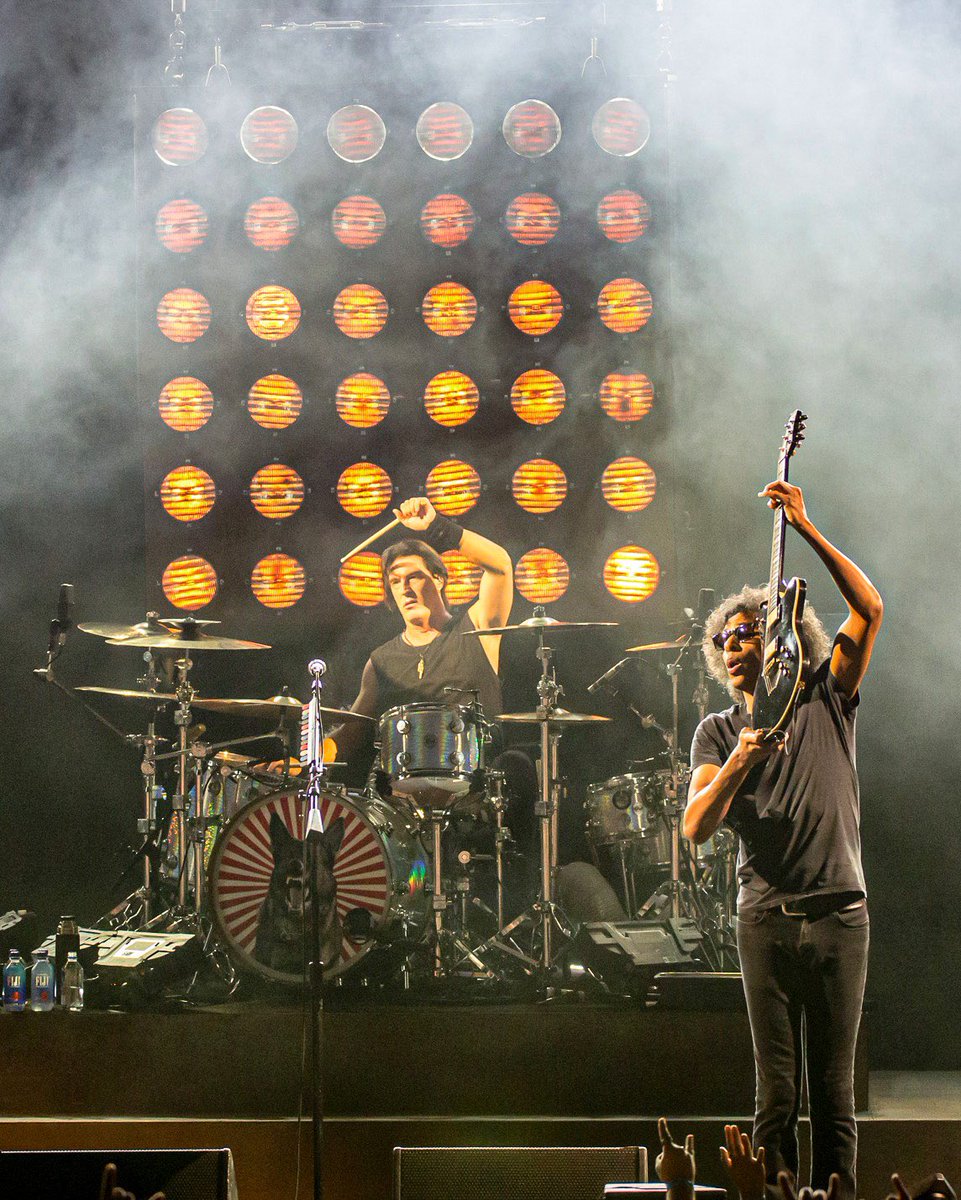 AliceInChains's tweet image. #SeanKinney &amp;amp; @WilliamDuvall throwing it down during the #RainierFog tour.

2019 📷: Steve Rose