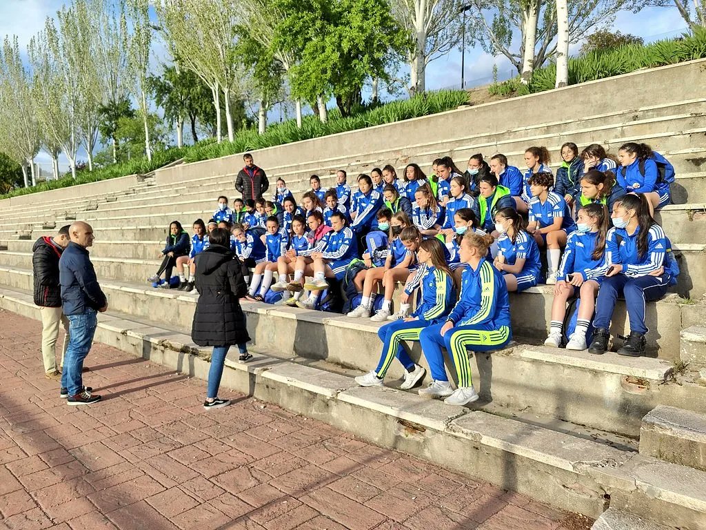 📚#SemanaDeLaLectura

<a href="/Mayca_Jimenez/">Mayca Jiménez Durillo</a> , periodista y autora del libro "Yo también quiero jugar al fútbol" ha visitado a los equipos femeninos y les ha explicado por qué le surge la idea de escribir este libro que cuenta las historias de 40 mujeres que cambiaron el fútbol femenino