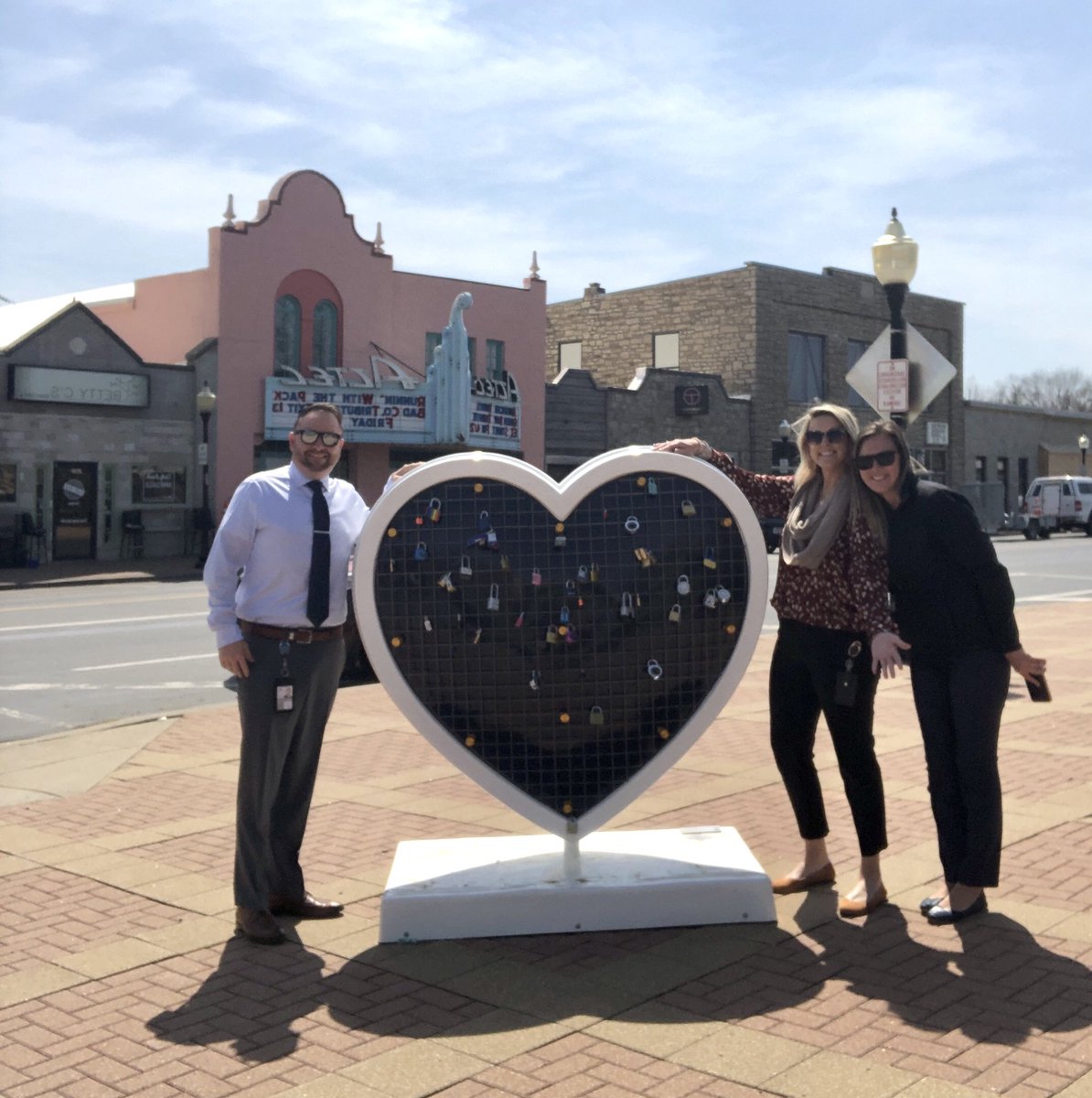 juliekellogg's tweet photo. Shameless shout out for @CityofShawneeKS and our @ParadeofH ! #paradeofhearts https://t.co/bmFq3TmKx9