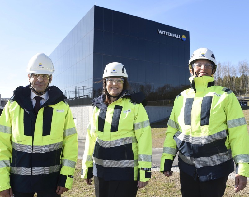 VEldistribution's tweet photo. Energiminister Khashayar Farmanbar besökte idag Vattenfall Eldistribution och vår nya anläggning i Järva för att diskutera förutsättningarna för elektrifieringen och utbyggnaden av elnätet. 
-https://t.co/wJIcqQhEDa https://t.co/fgjJ5lo5cT