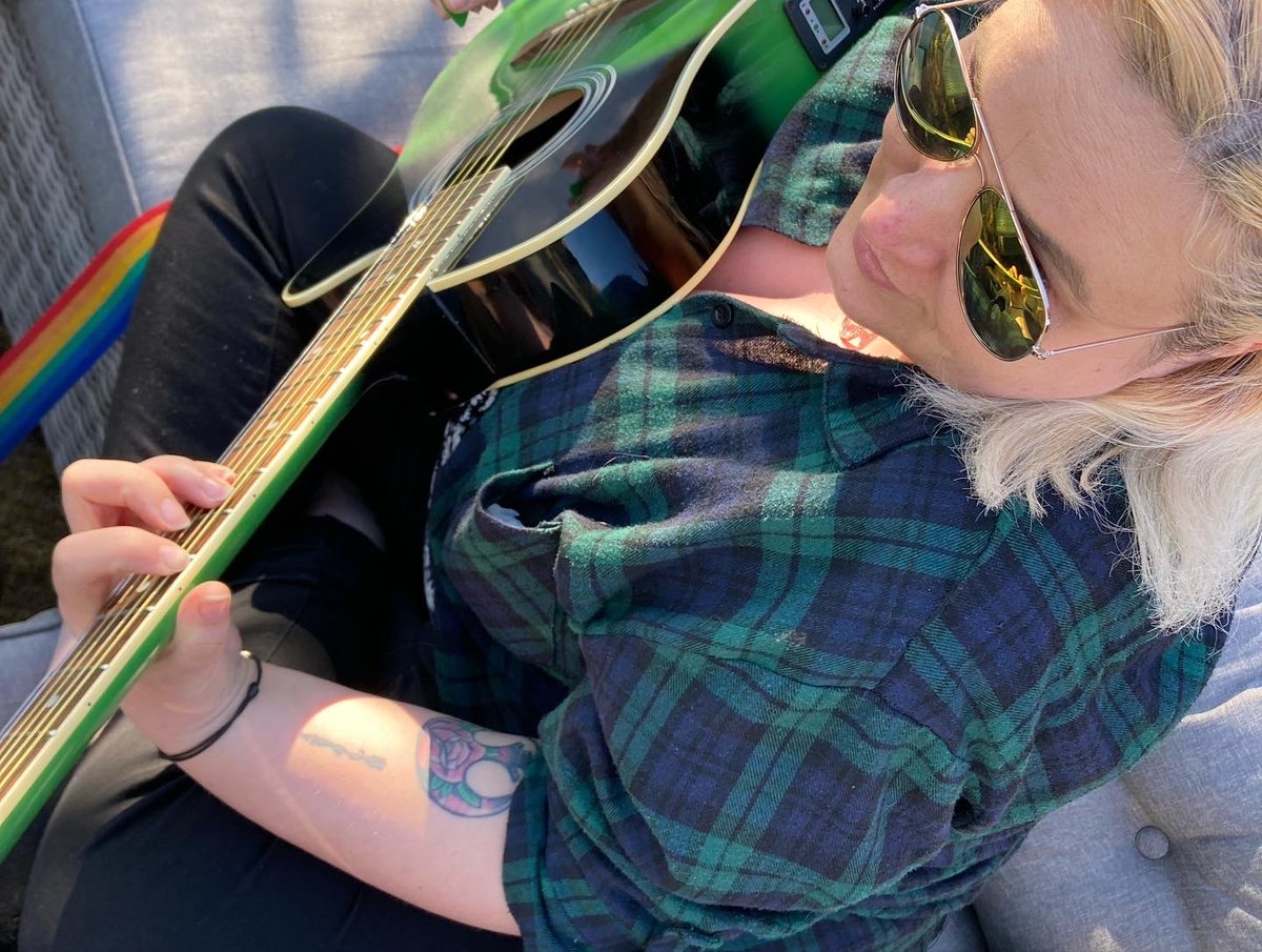BeverleyKills's tweet photo. Garden music has happened. Guitar and bass for two new songs almost licked . . . The breeze kept stealing the paper nโ pencil.
#skinnystrings #chunkystrings #gardenjam #outdoorpractice #bassandguitar #sunnyafternoon #acousticpractice #wordsandguitar #womeninmusic #newsongs https://t.co/eFodSGY6Ec