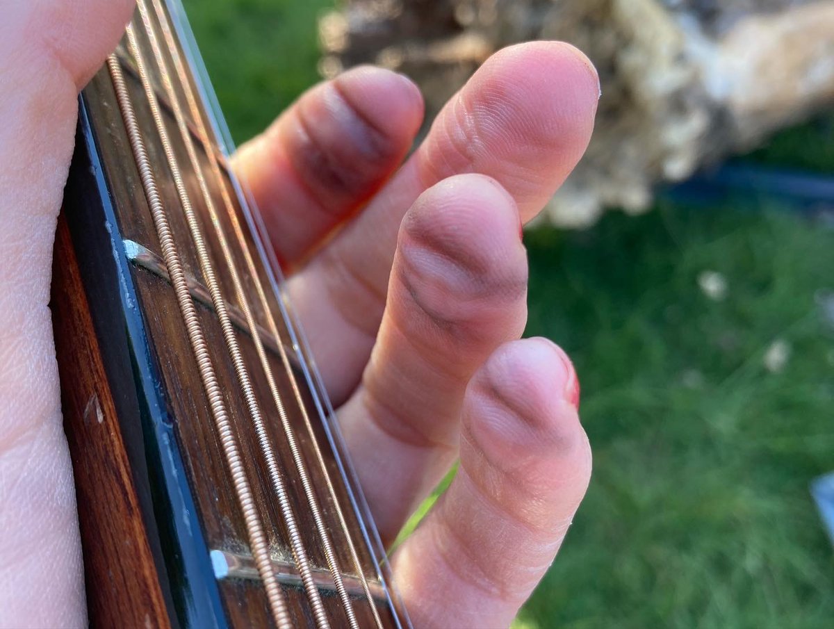 BeverleyKills's tweet photo. Garden music has happened. Guitar and bass for two new songs almost licked . . . The breeze kept stealing the paper nโ pencil.
#skinnystrings #chunkystrings #gardenjam #outdoorpractice #bassandguitar #sunnyafternoon #acousticpractice #wordsandguitar #womeninmusic #newsongs https://t.co/eFodSGY6Ec