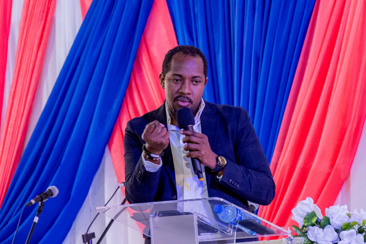 etzeremile's tweet photo. Se te yon gwo onè pou mwen pou resevwa envitasyon Eglise du Nazaréen des GONAÏVES semèn pase pou m te prezante yon konferans sou finans pèsonèl nan okazyon 60è anivèsè legliz la. Yon gwo mèsi pou akèy nou ak apresyasyon nou. BÒN FÈT! https://t.co/pKZigPBegF