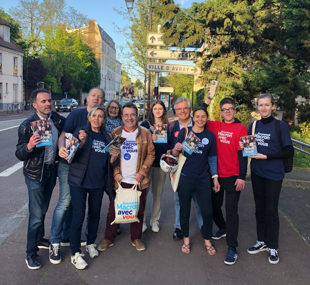 RE_SaintCloud's tweet photo. 🚪TOC TOC TOC
C'est l'équipe #AvecVous de #SaintCloud qui vient vous apporter la démocratie sur votre palier ! 😀 Des conversations spontanées sur votre quotidien et sur les propositions d'@EmmanuelMacron pour #NousTous ! Le 24 avril choisissez votre destin avec votre bulletin 🗳 https://t.co/nkc8rhCPQa