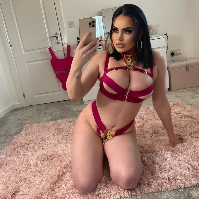 I&rsquo;d stop scrolling too x https://t.co/fFiCLcnJbS