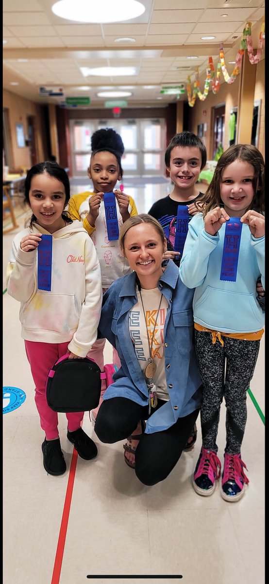 MiteraPayton's tweet photo. Congratulations to my WONDERFUL students winning the TEAM award! Very proud teacher!♥️💙 @troyhoferelem https://t.co/BF2ZqOBuB5