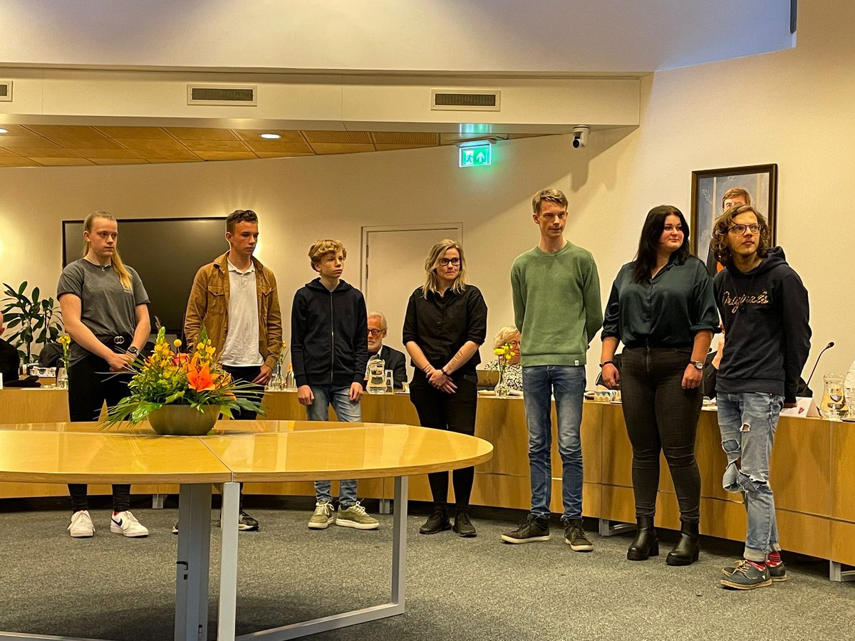 Vanavond een raadsvergadering met opnieuw installaties. Zo is onze Greet Oosterhuis als raadslid voor <a href="/aaenhunze/">gemeente Aa en Hunze</a> geïnstalleerd, gevolgd door de eerste jongerenraad van Aa en Hunze. Ontzettend blij met beide! #doordoen