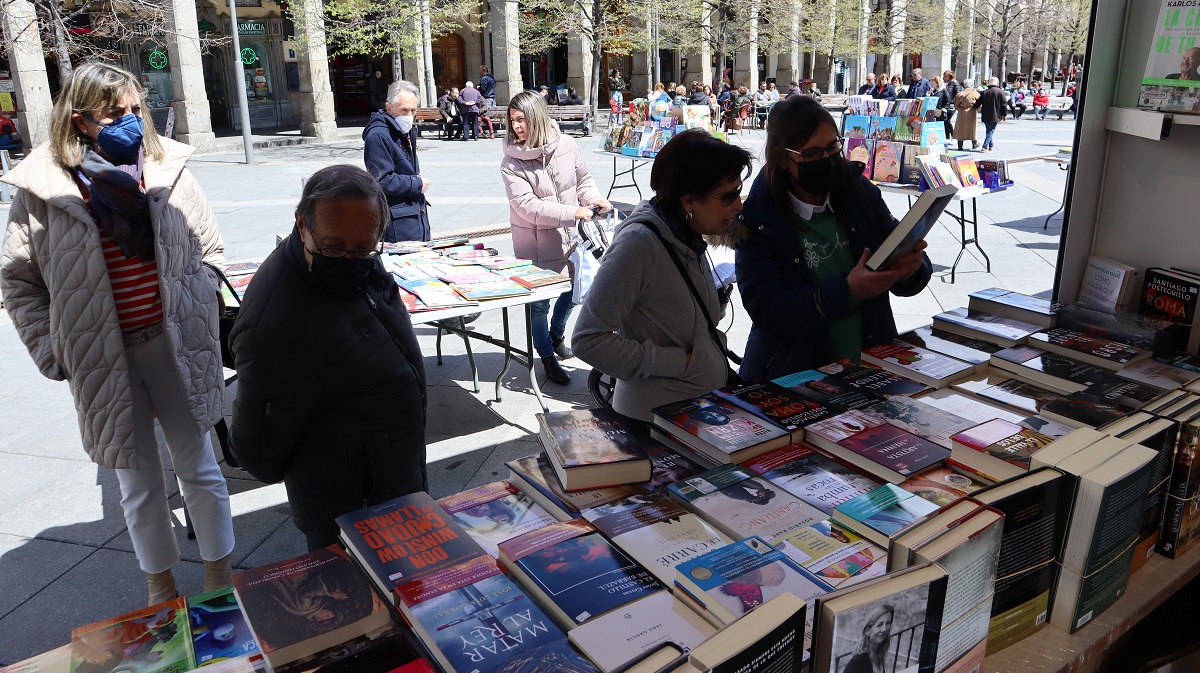 Los libreros salen a la calle por la Feria del Libro con la mirada en el cielo 
<a href="/Ayto_Avila/">Ayuntamiento Ávila</a> <a href="/culturacyl/">Cultura Castilla y León</a> <a href="/AscSombraCipres/">La Sombra del Ciprés</a> <a href="/AteneaLibros/">Librería Atenea Ávila</a> <a href="/libreriacalvos/">Libreria Calvos</a> <a href="/LetrasLibrera/">Librería Letras</a> 
avilared.com/art/61708/los-…
