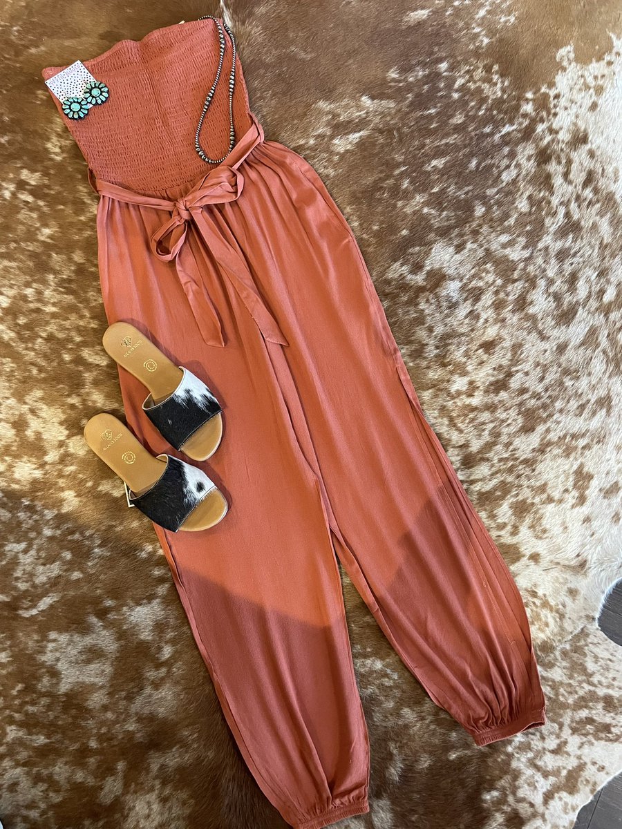 BBluebonnets's tweet photo. NEW ✨ The Western Belle Jumpsuit • What makes this even better? It has slits on each leg that go up your calf for a nice breeze 😍 https://t.co/uxoudwPSkQ