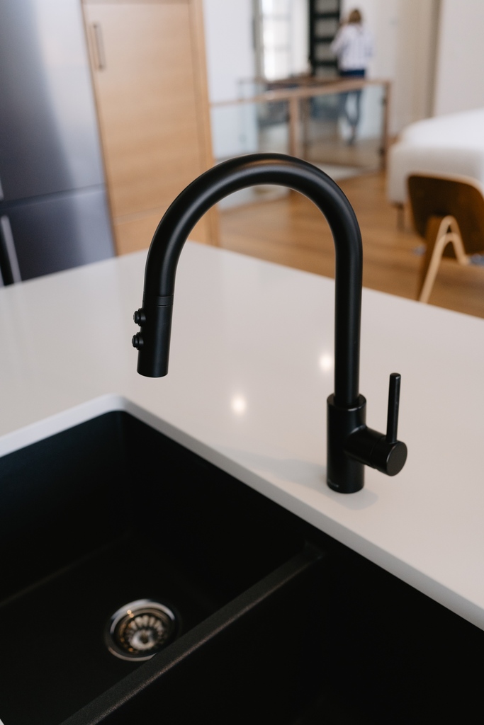 alvescustom's tweet photo. Keeping style consistent.⁠
⁠
Making sure your fixtures represent your style and the overall design is essential for those wowing moments. ⁠

#modern #blackfinishings #modernkitchendesign #custombuilt https://t.co/sDHIEEasAm